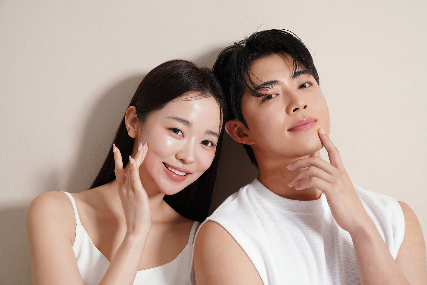 Due modelli nella homepage AEGYO Korean beauty